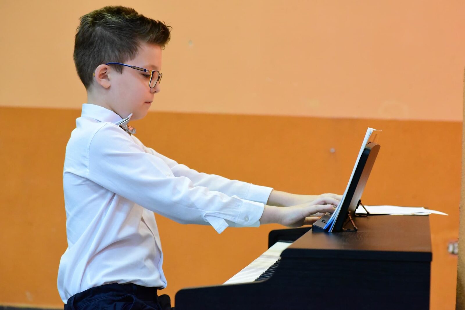 Moment de pe scenă la un concert al academiei 7